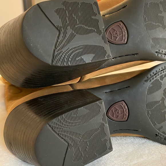 Ariat Heritage R Toe Western Boot. Style 15725. Tan. Never worn outdoors. - Picture 4 of 4